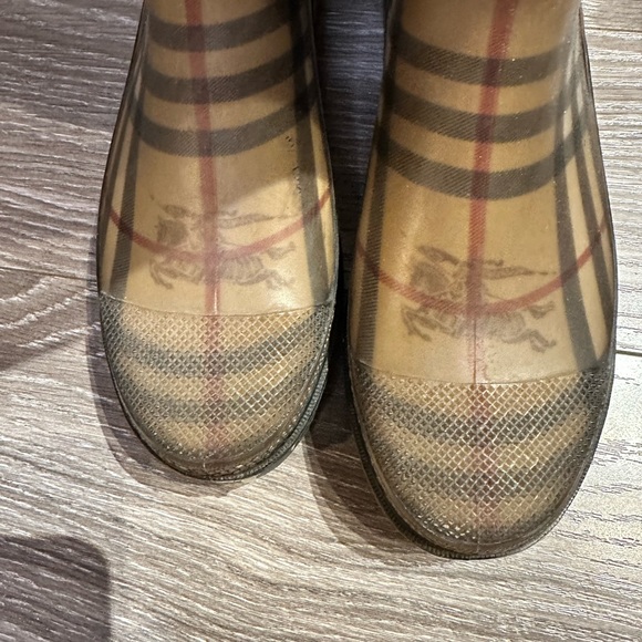 - Burberry Classic Check Rain Boots, size 7 - Picture 12 of 14